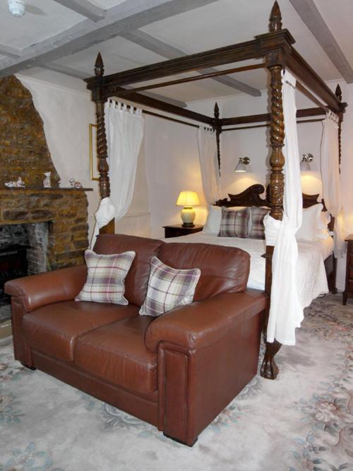 The George At Nunney Hotel Екстериор снимка