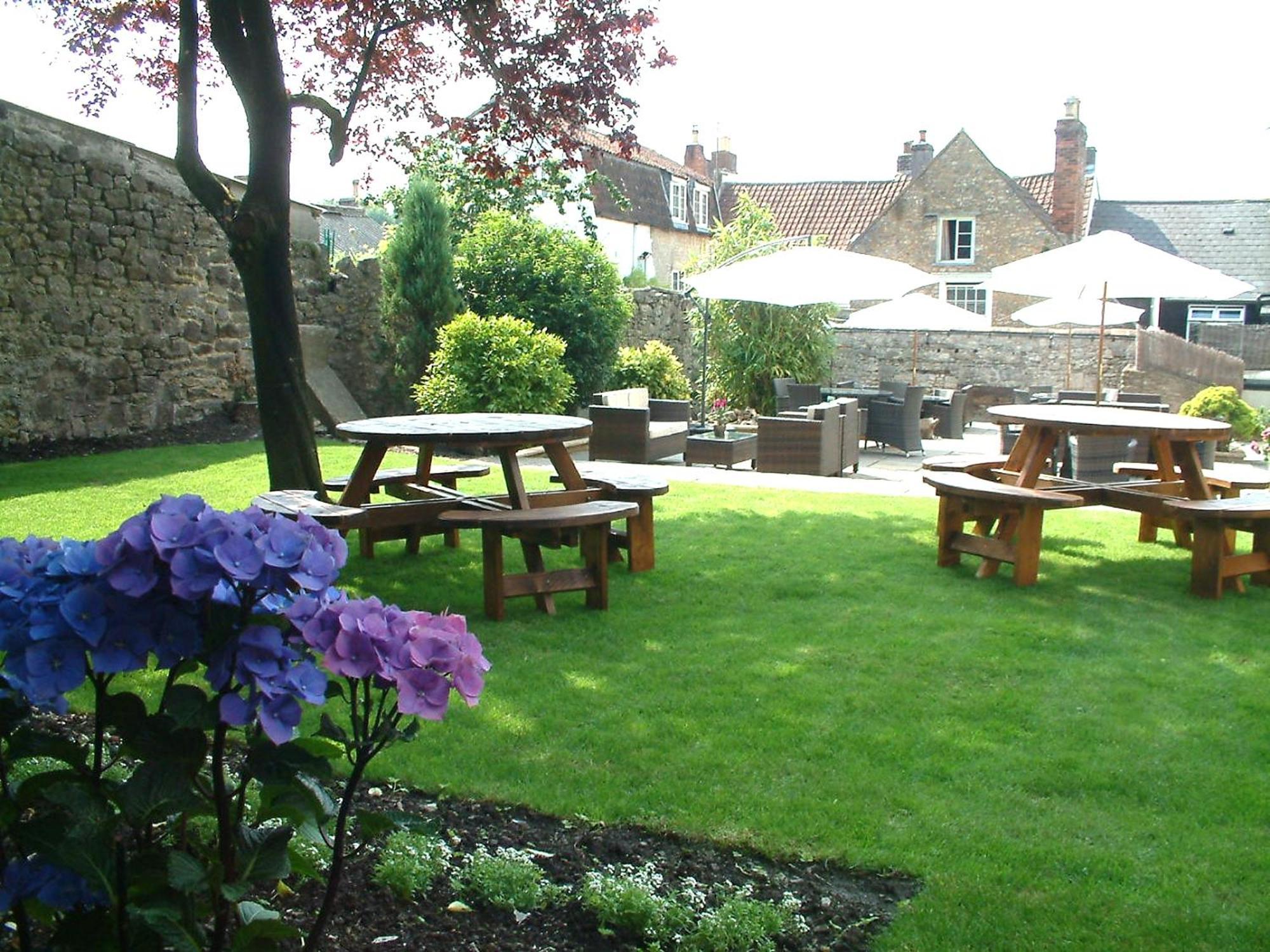 The George At Nunney Hotel Екстериор снимка