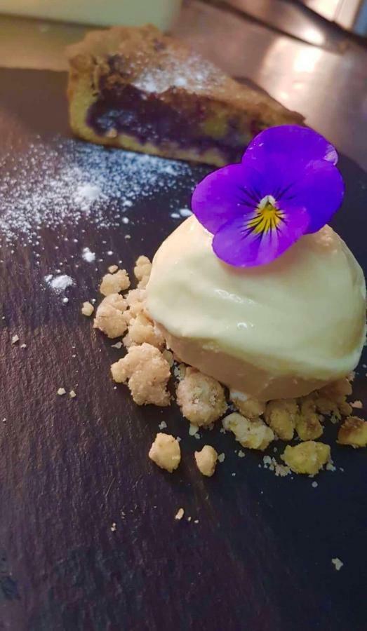 The George At Nunney Hotel Екстериор снимка