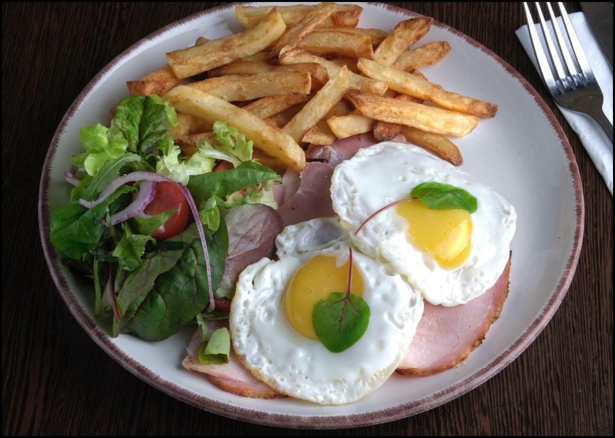 The George At Nunney Hotel Екстериор снимка