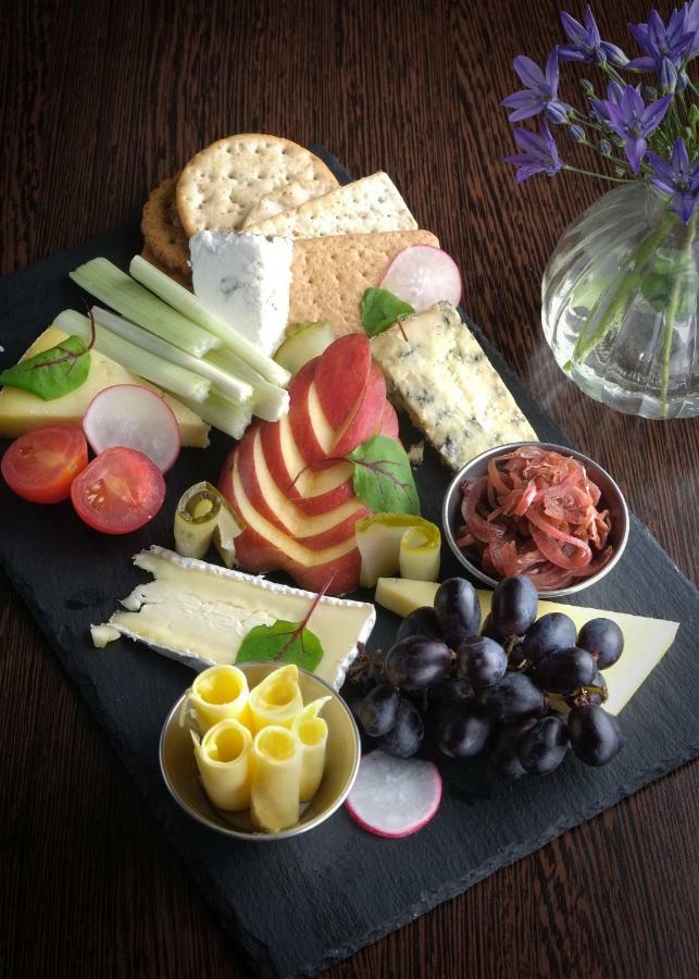 The George At Nunney Hotel Екстериор снимка
